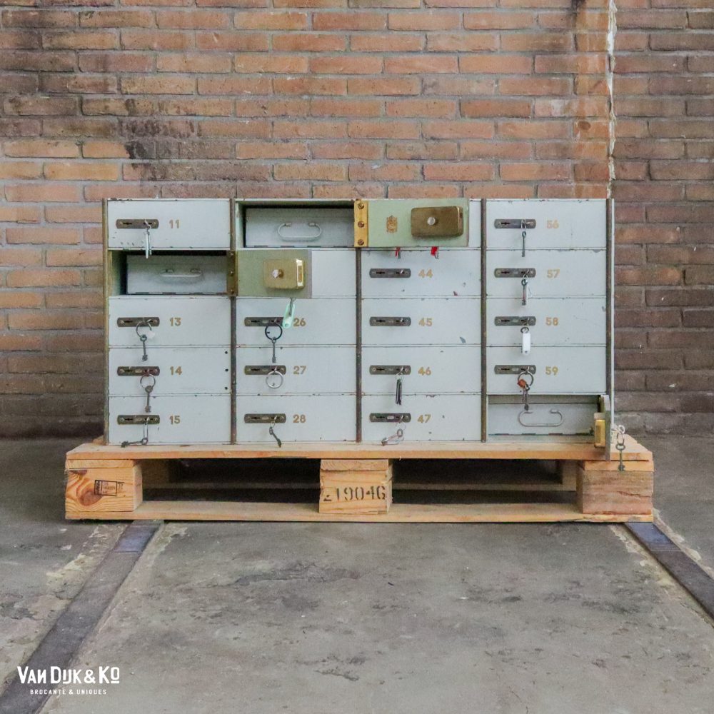 Vintage lockerkast met 20 deurtjes