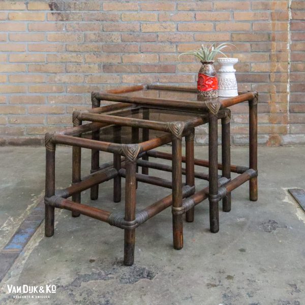 Rotan nesttafeltjes met rookglas blad