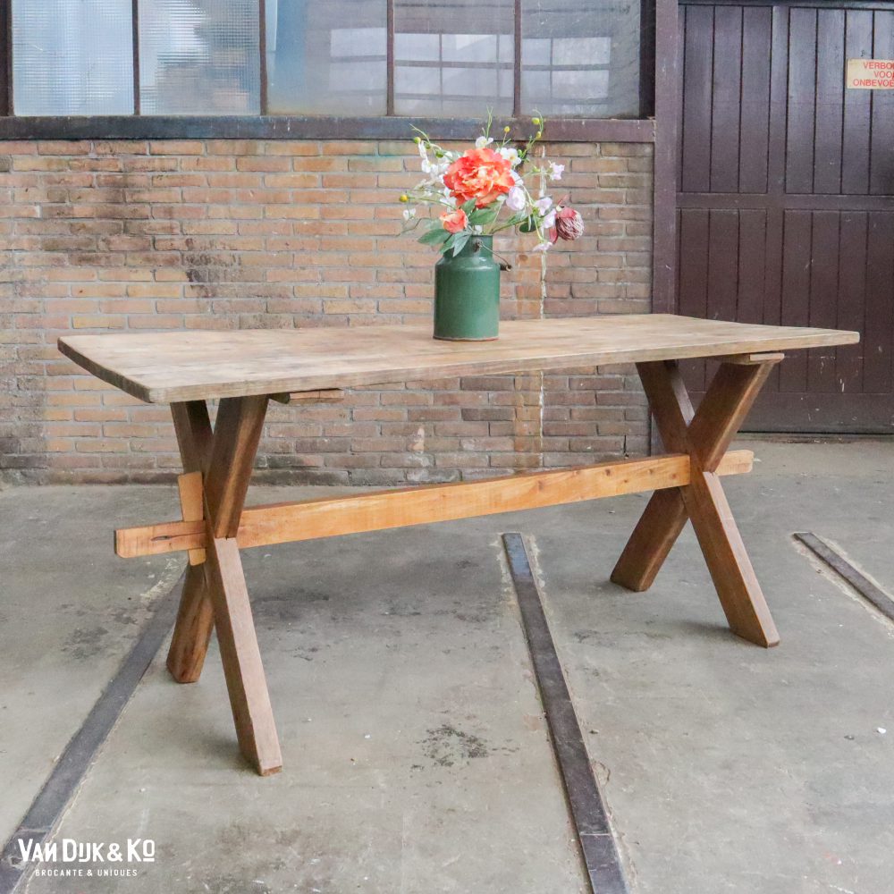 Houten kruispoot tafel