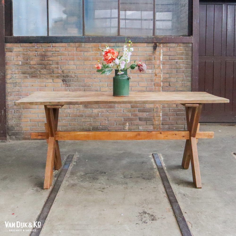 Houten kruispoot tafel