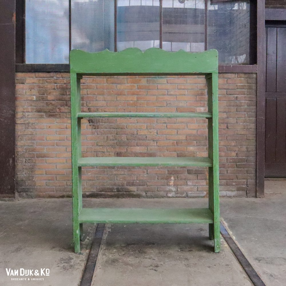 Verweerde groene boekenkast