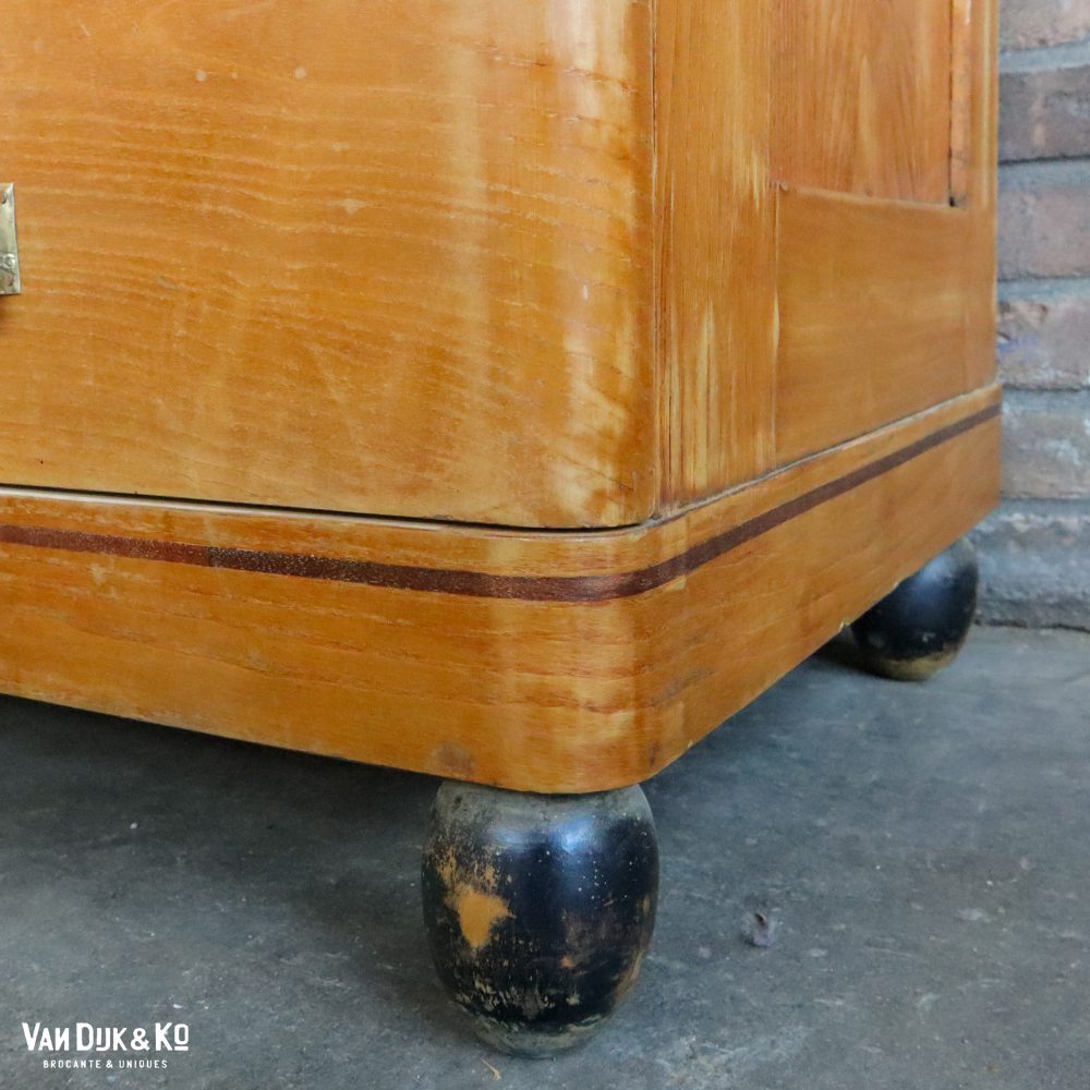 Bruine linnenkast met bloemen - Afbeelding 11