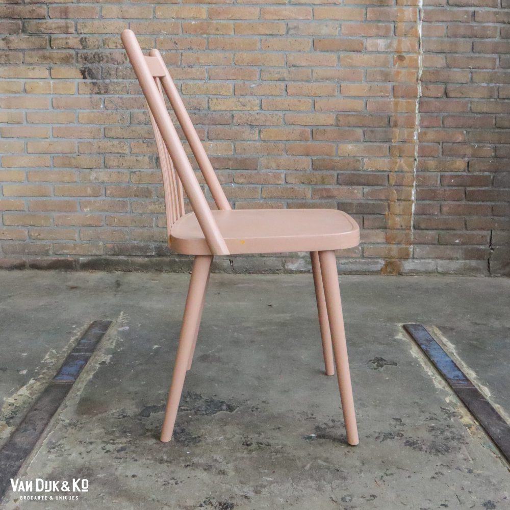 Leverkleurige houten stoeltjes - Afbeelding 4
