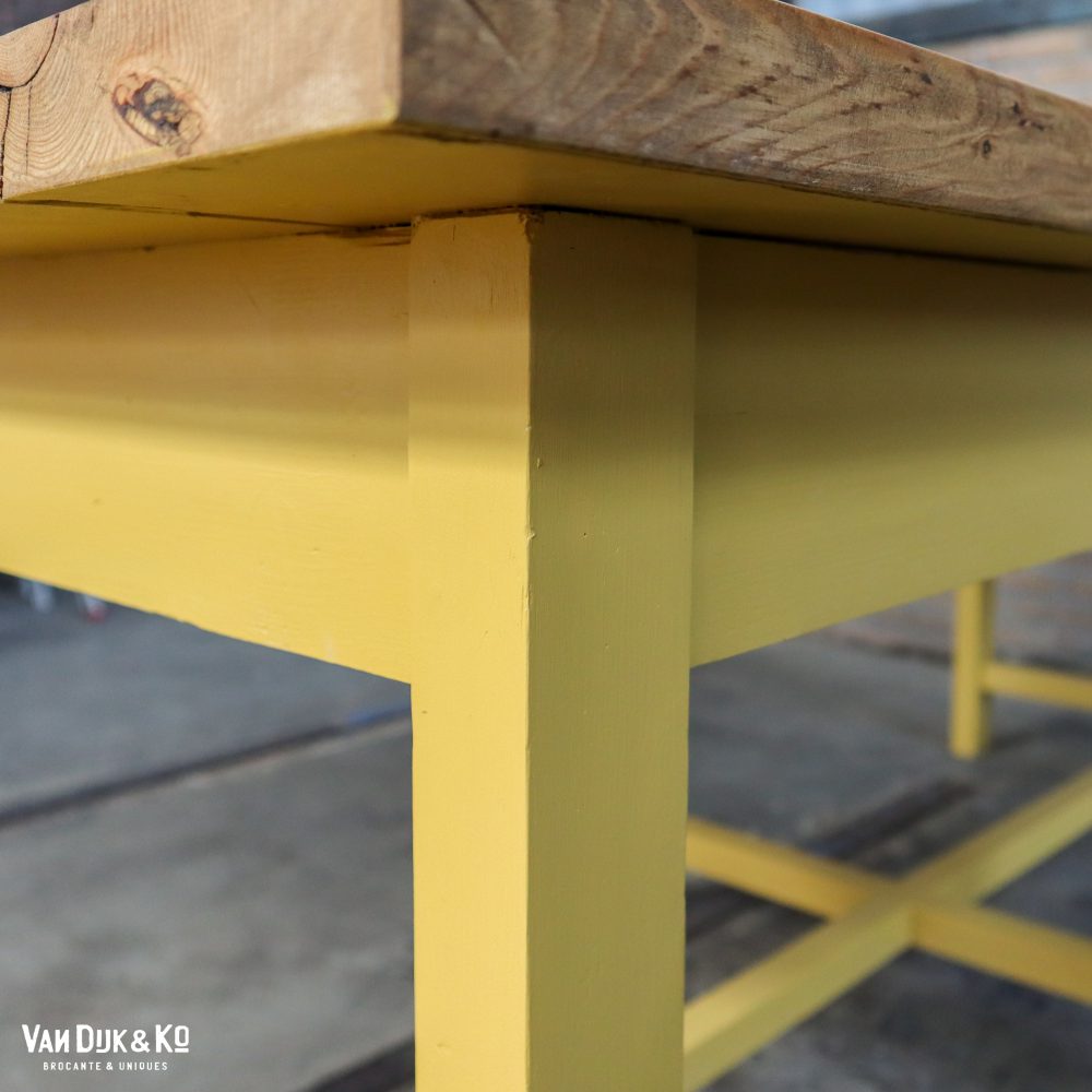 Houten tafel - geel onderstel - Afbeelding 5