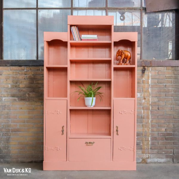 Zalmroze boekenkast