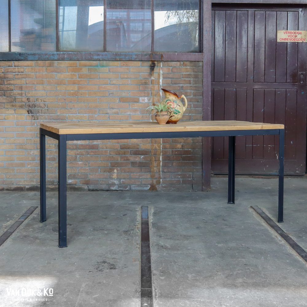 Tafel met zwart metalen frame