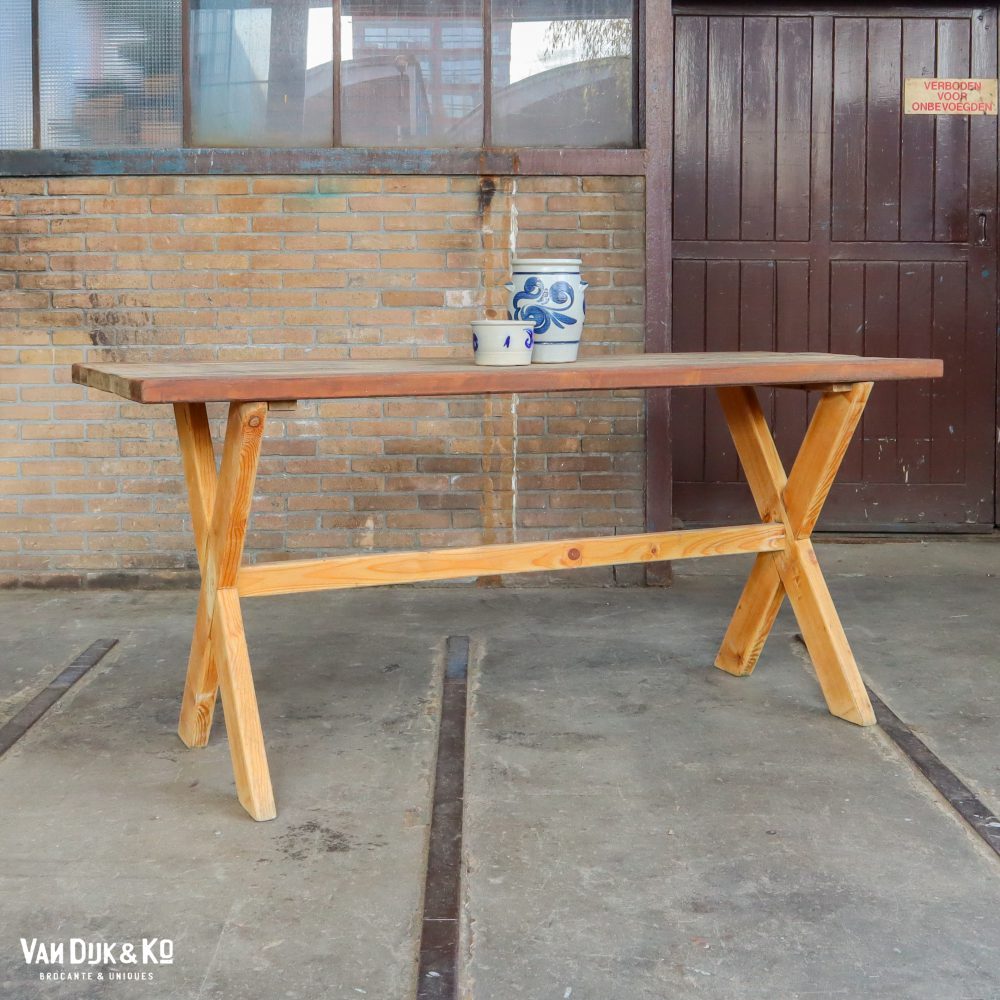 Houten kruispoot tafel