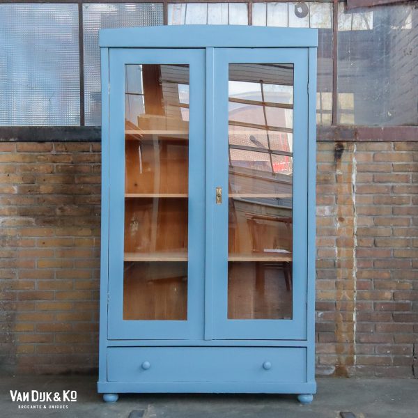Blauwe vitrinekast