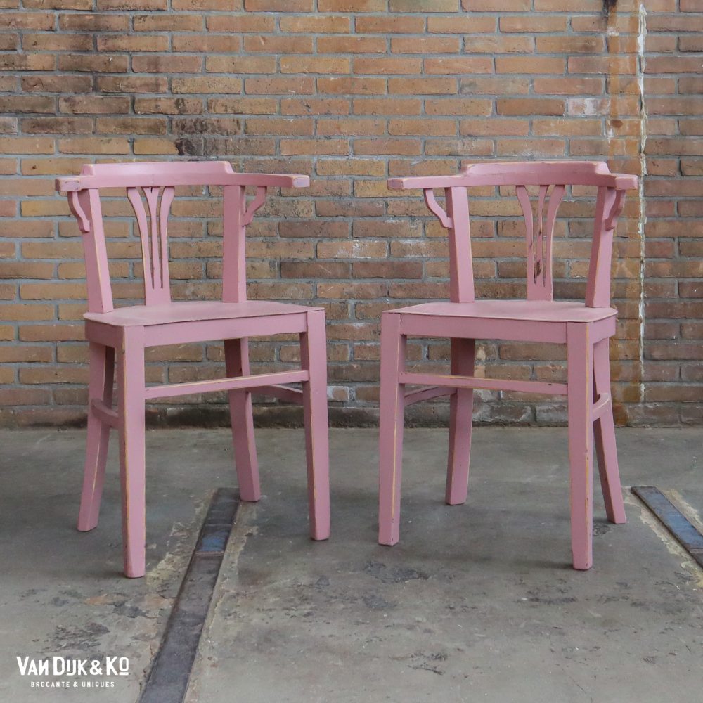 Brocante roze stoelen