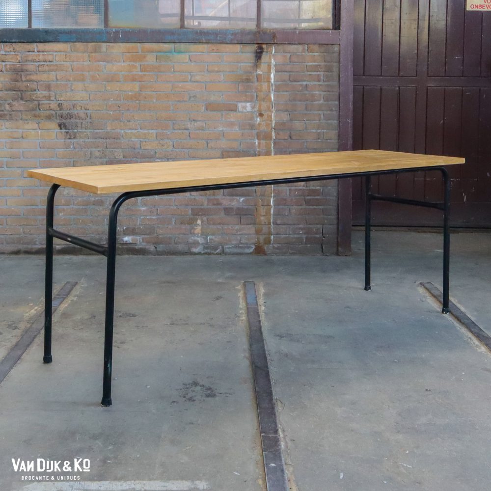 Tafel met zwart metalen frame