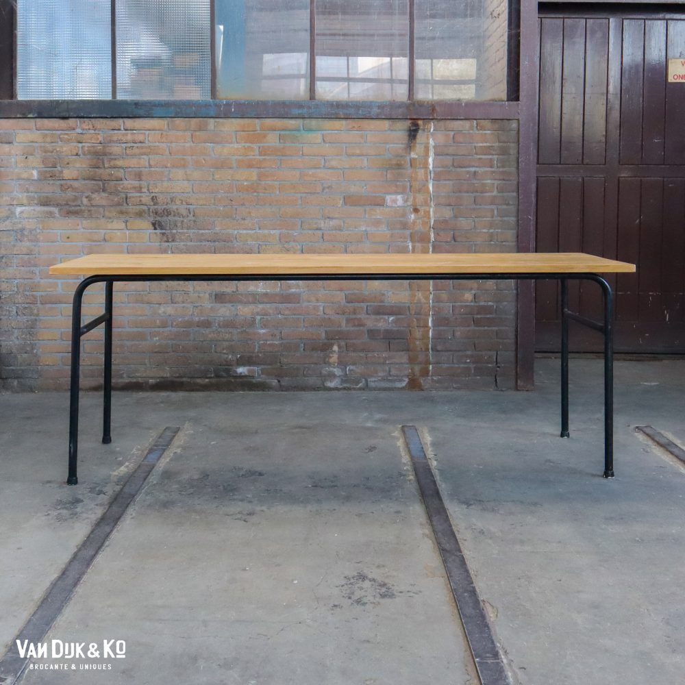 Tafel met zwart metalen frame