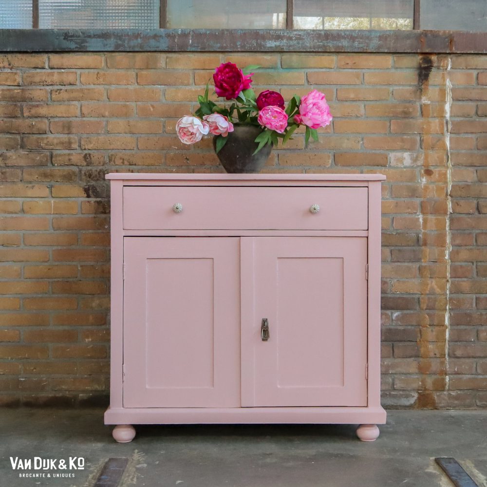 Brocante roze commode