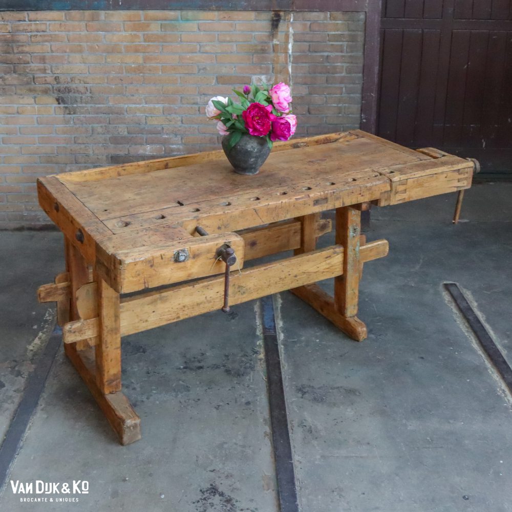 Oude werkbank met bankschroeven - Afbeelding 2