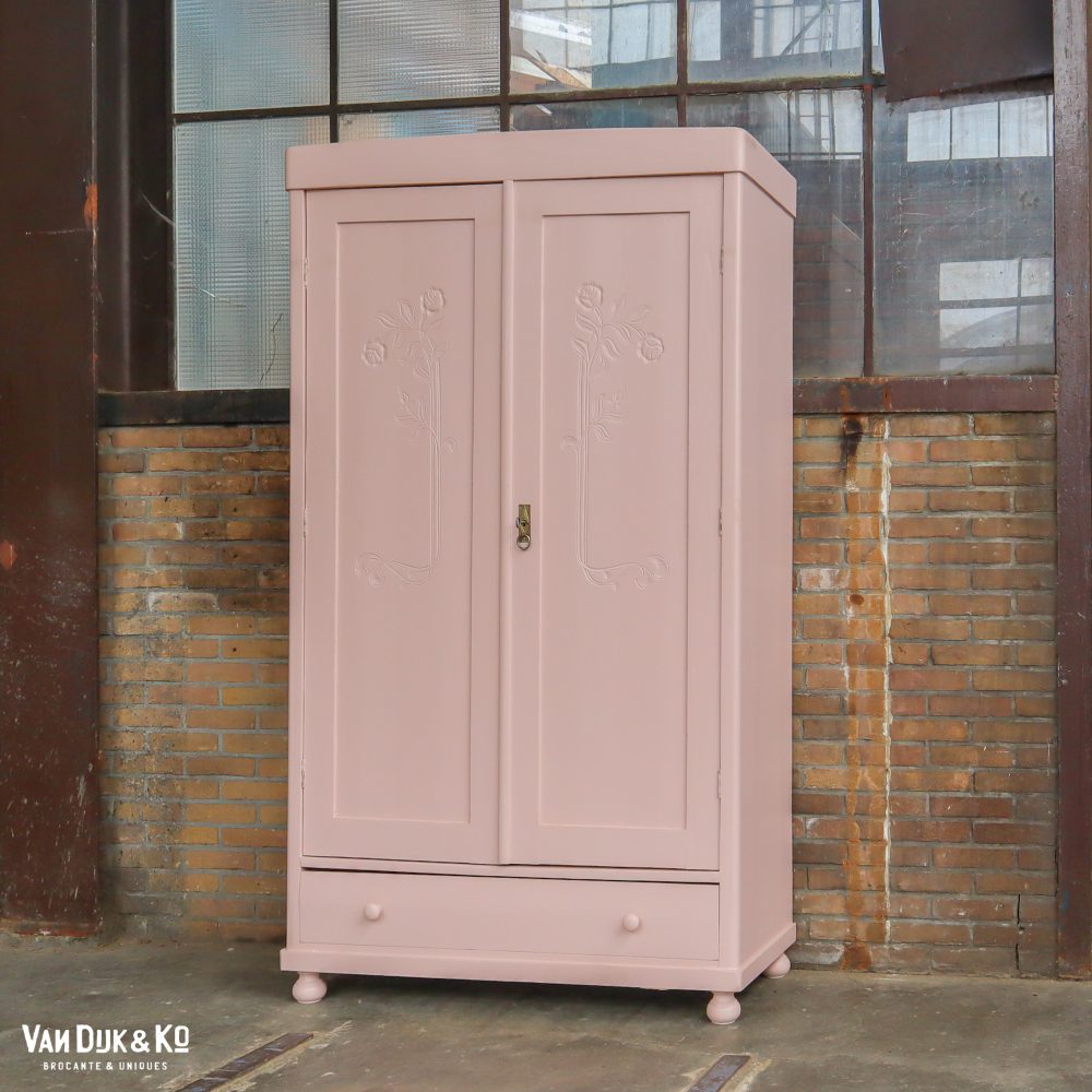 Brocante roze linnenkast met bloemen - Afbeelding 2