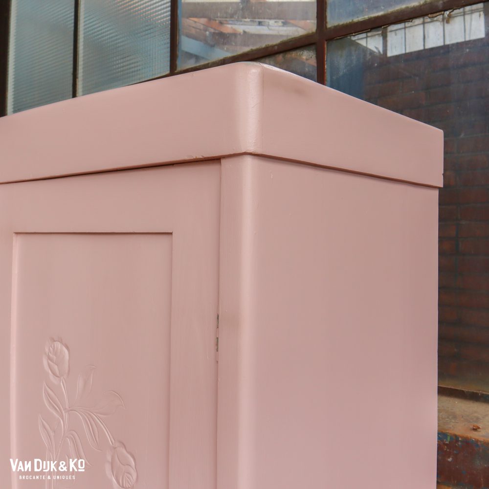 Brocante roze linnenkast met bloemen - Afbeelding 5