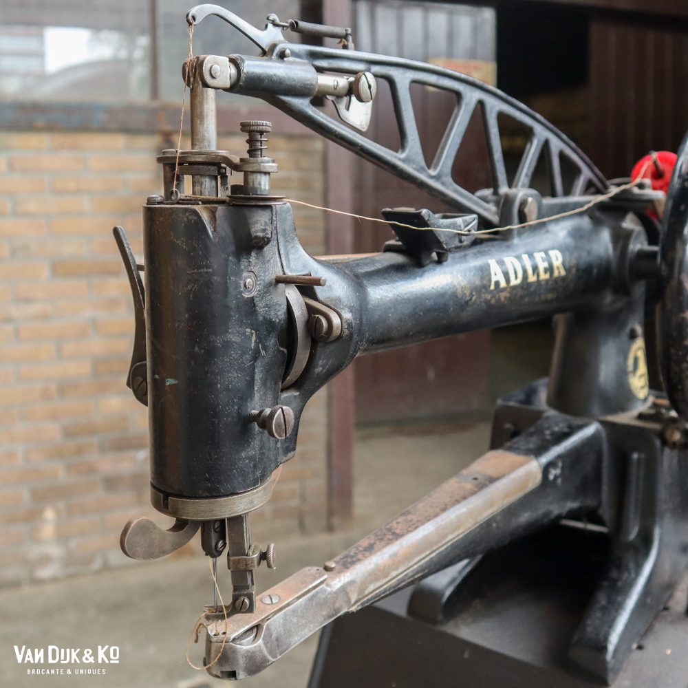 Antieke Adler trapnaaimachine - Afbeelding 2