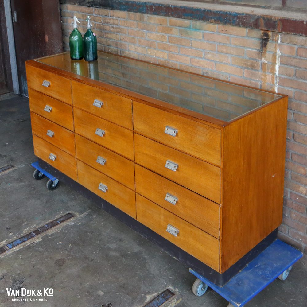 Toonbank met glas en lades - Afbeelding 13