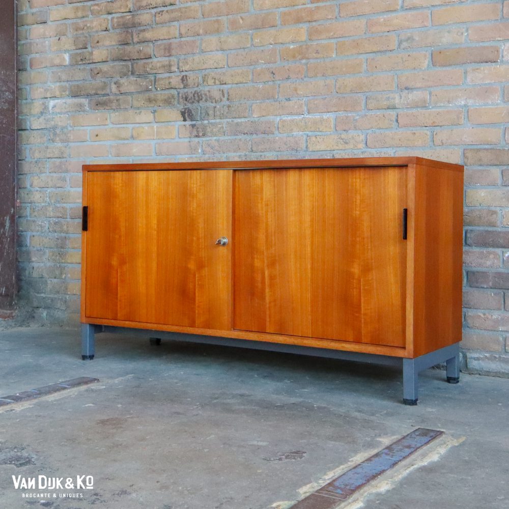 Vintage dressoir op stalen pootjes - Afbeelding 2