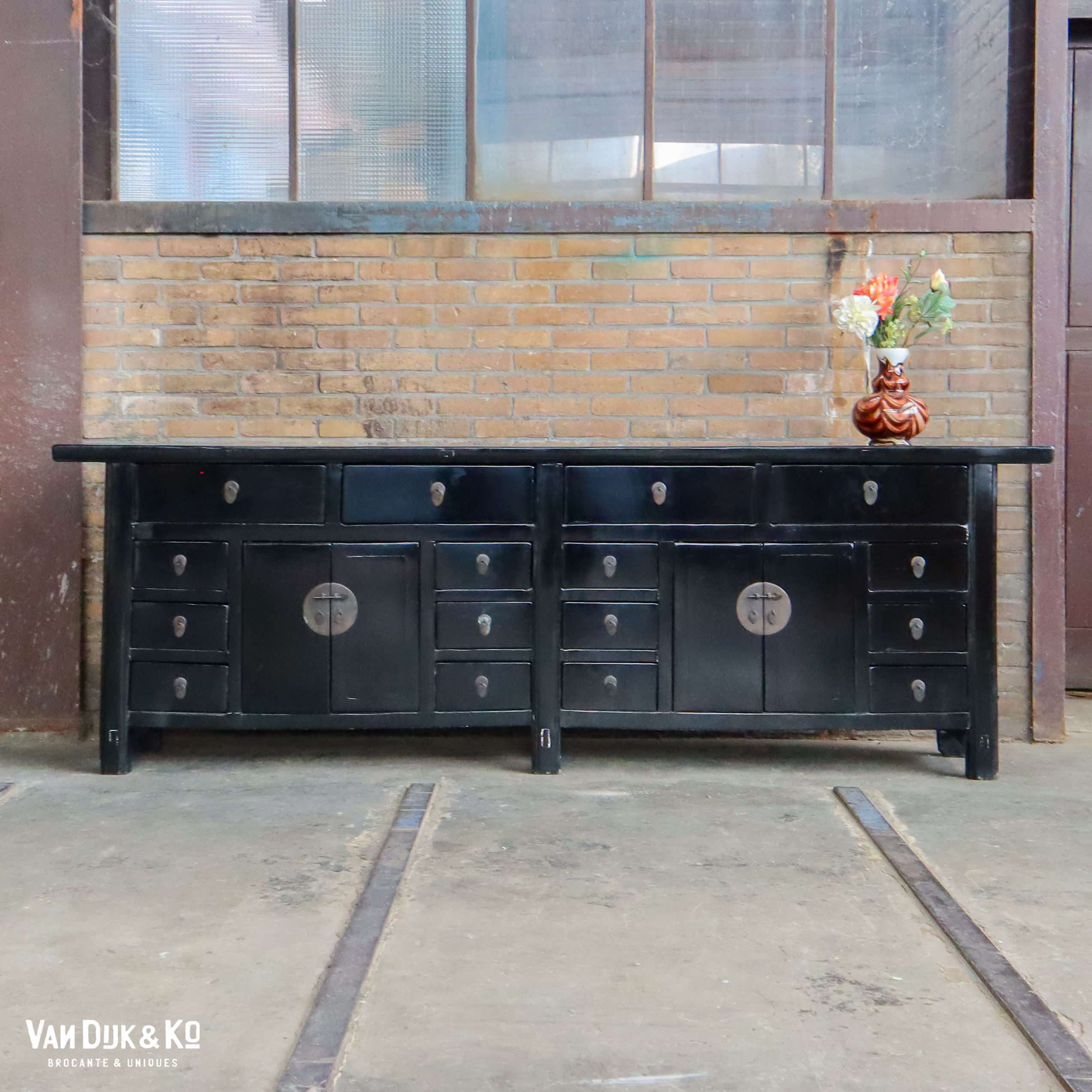 Antiek Chinees dressoir » Van & Ko