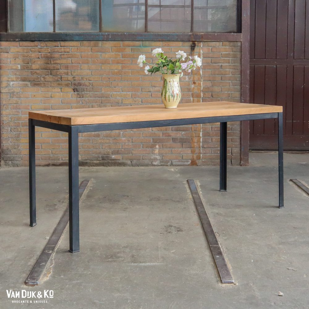 Industriële tafel met houten blad