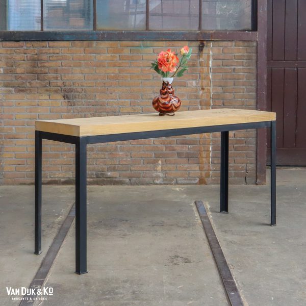 Industriële tafel met houten blad