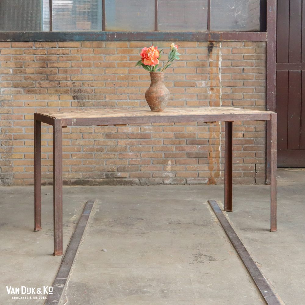 Industriële tafel met houten blad