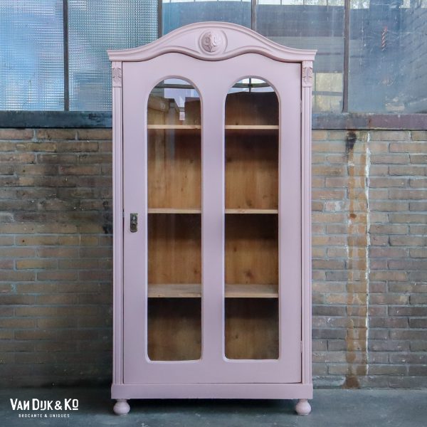 Roze vitrinekast