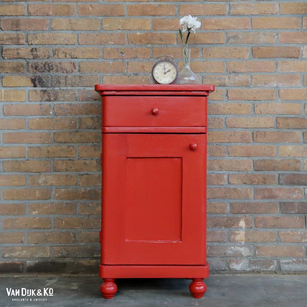 Brocante rood nachtkastje