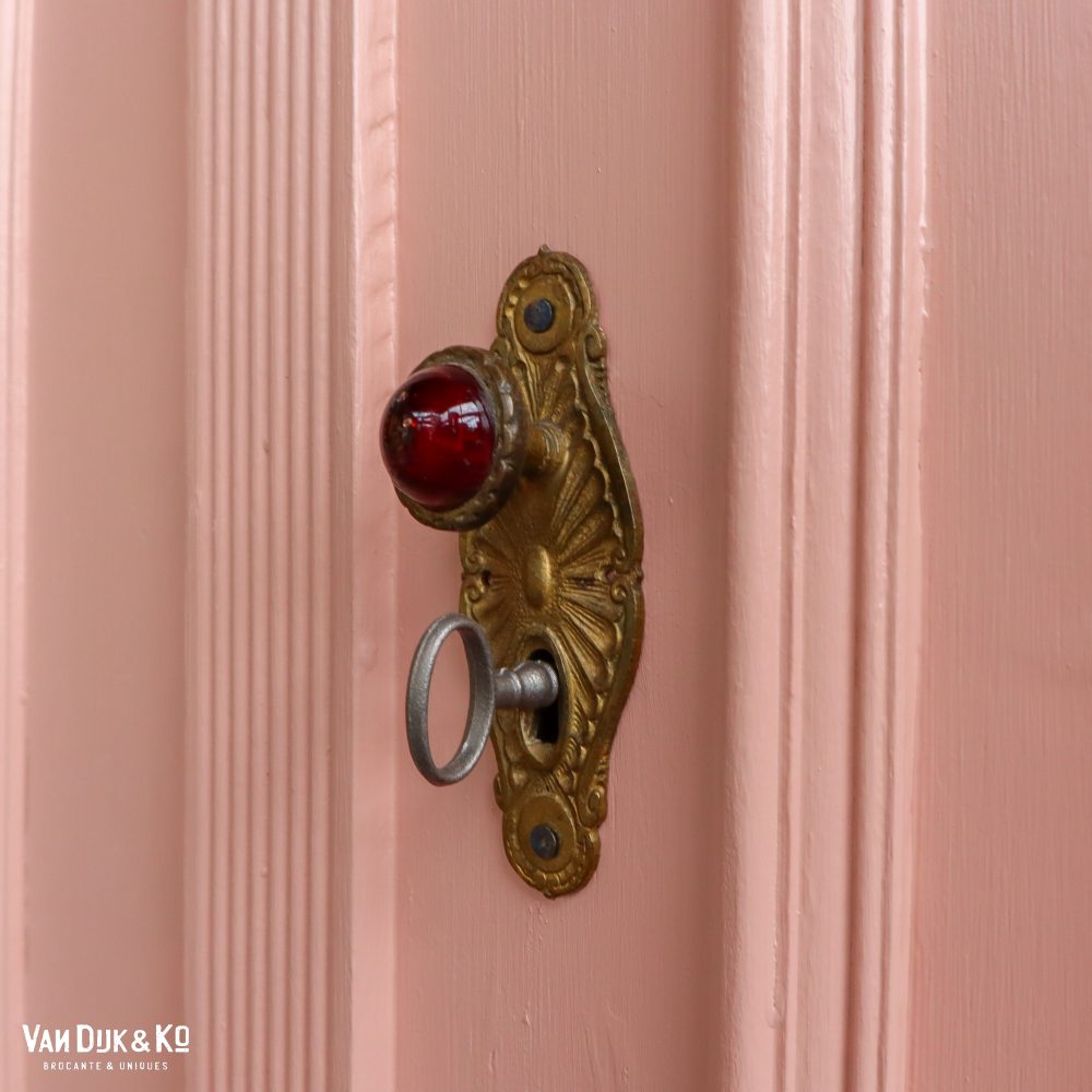 Brocante roze linnenkast met bloemen - Afbeelding 9