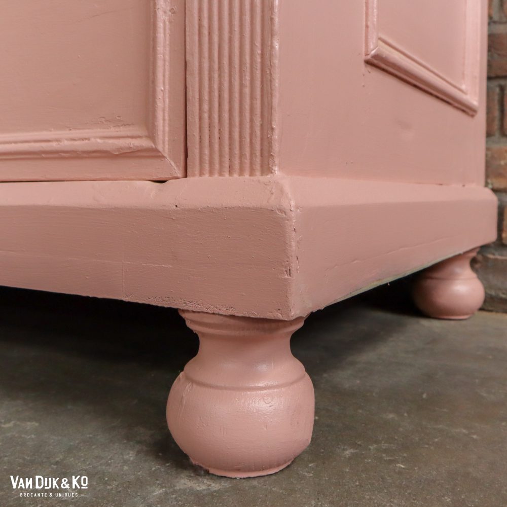 Brocante roze linnenkast met bloemen - Afbeelding 11