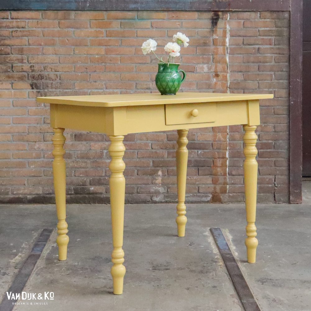 Brocante geel tafeltje