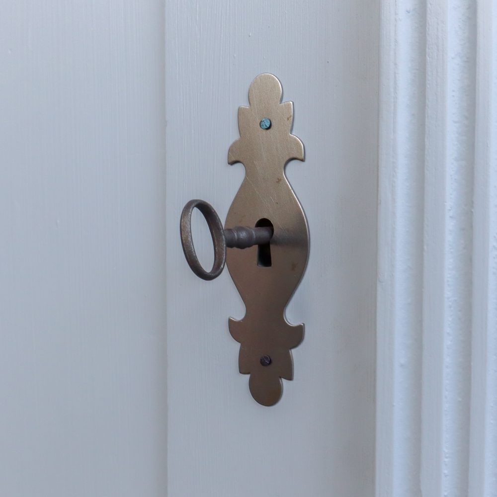 Eendeurs kast met sierlijk houtsnijwerk - Afbeelding 7
