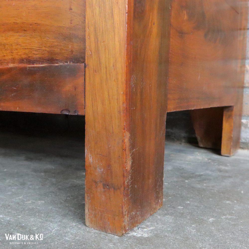 Bruine vitrinekast - twee stuks - Afbeelding 11