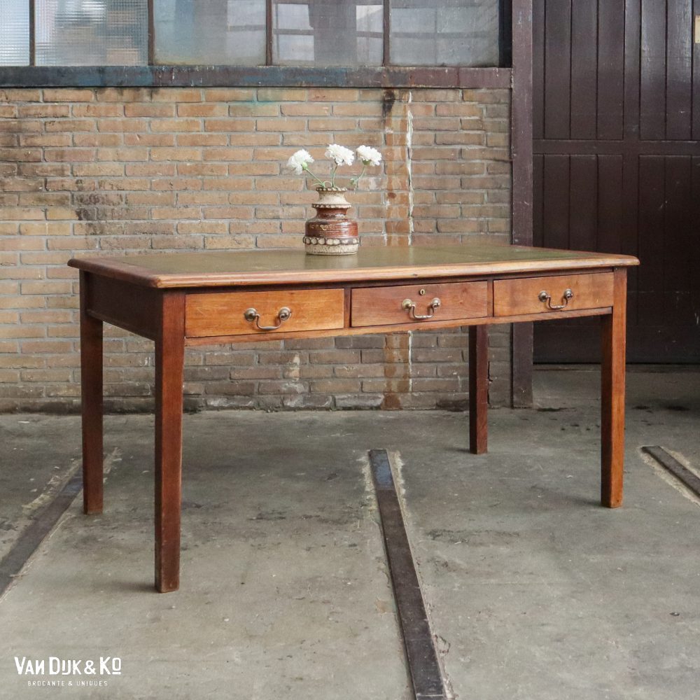 Antiek bureau met leer