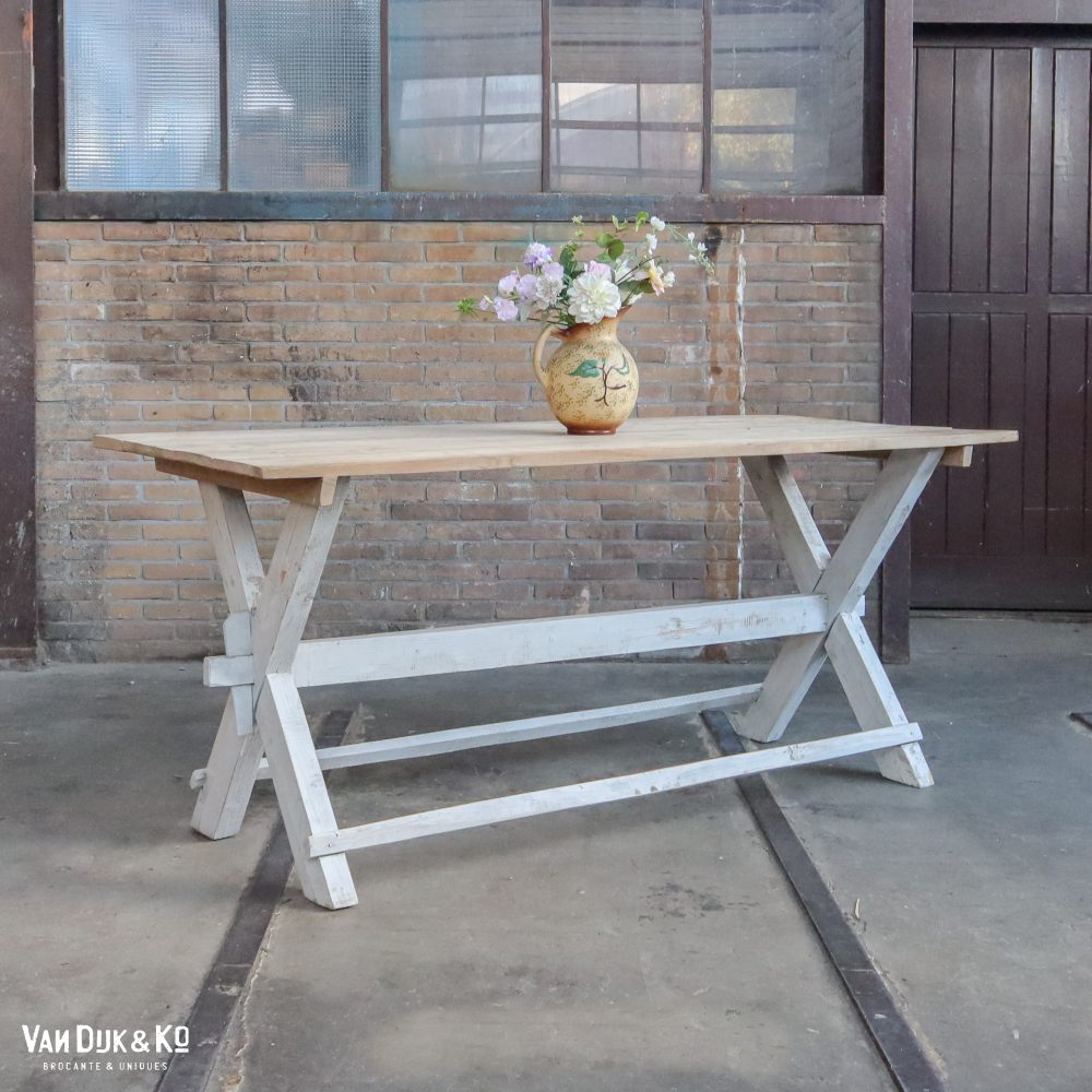 Houten kruispoot tafel