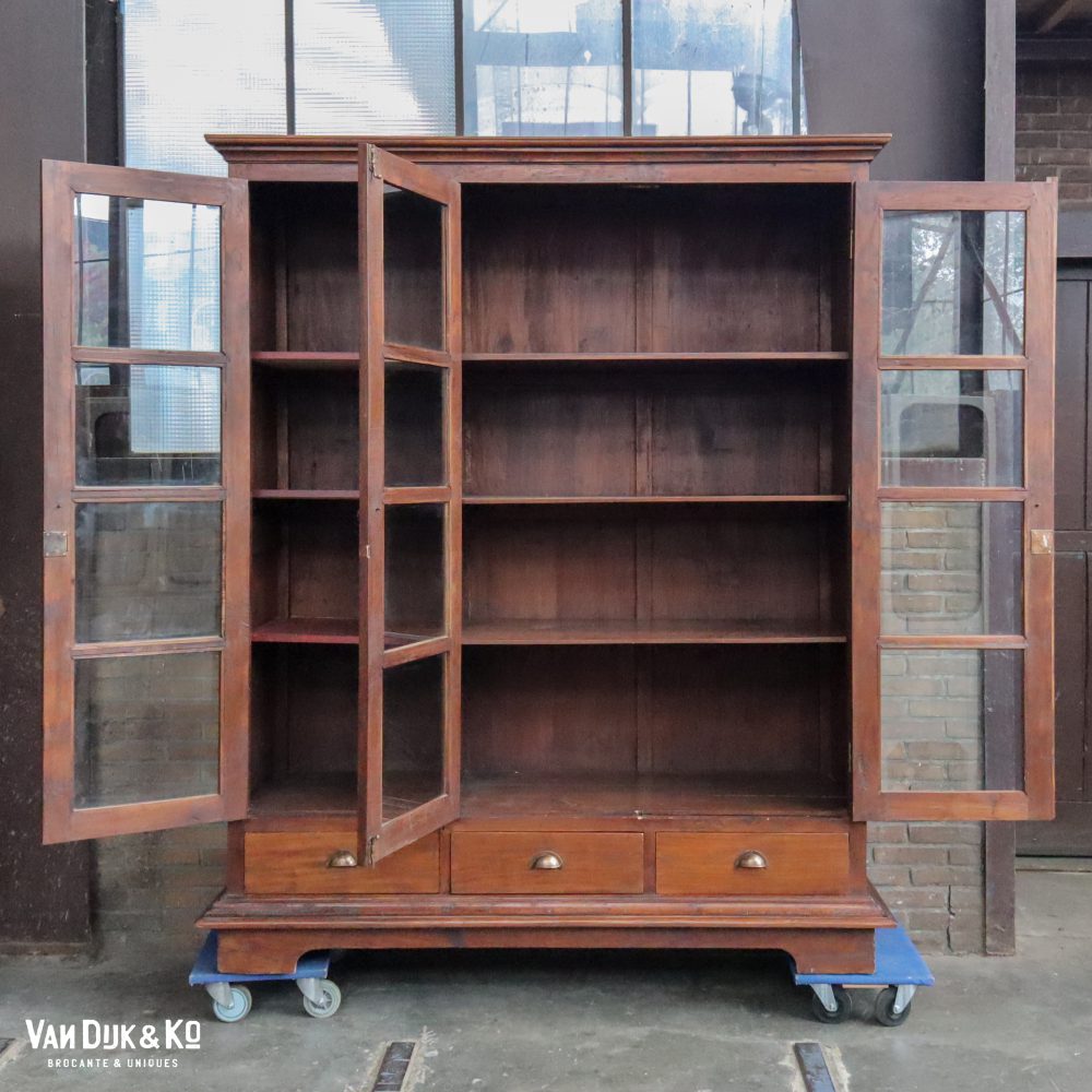 Vintage driedeurs vitrinekast - Afbeelding 4
