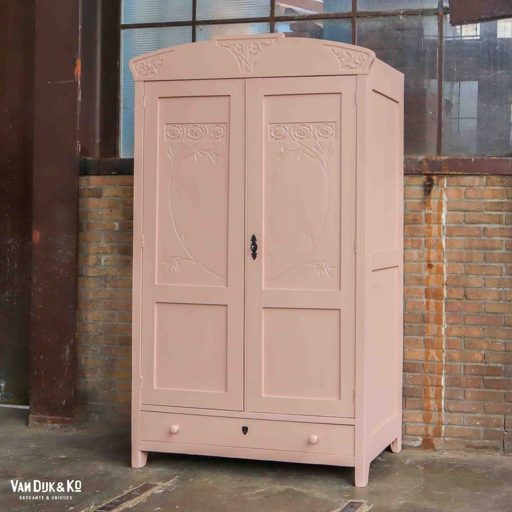 Brocante roze linnenkast met bloemen - Afbeelding 2