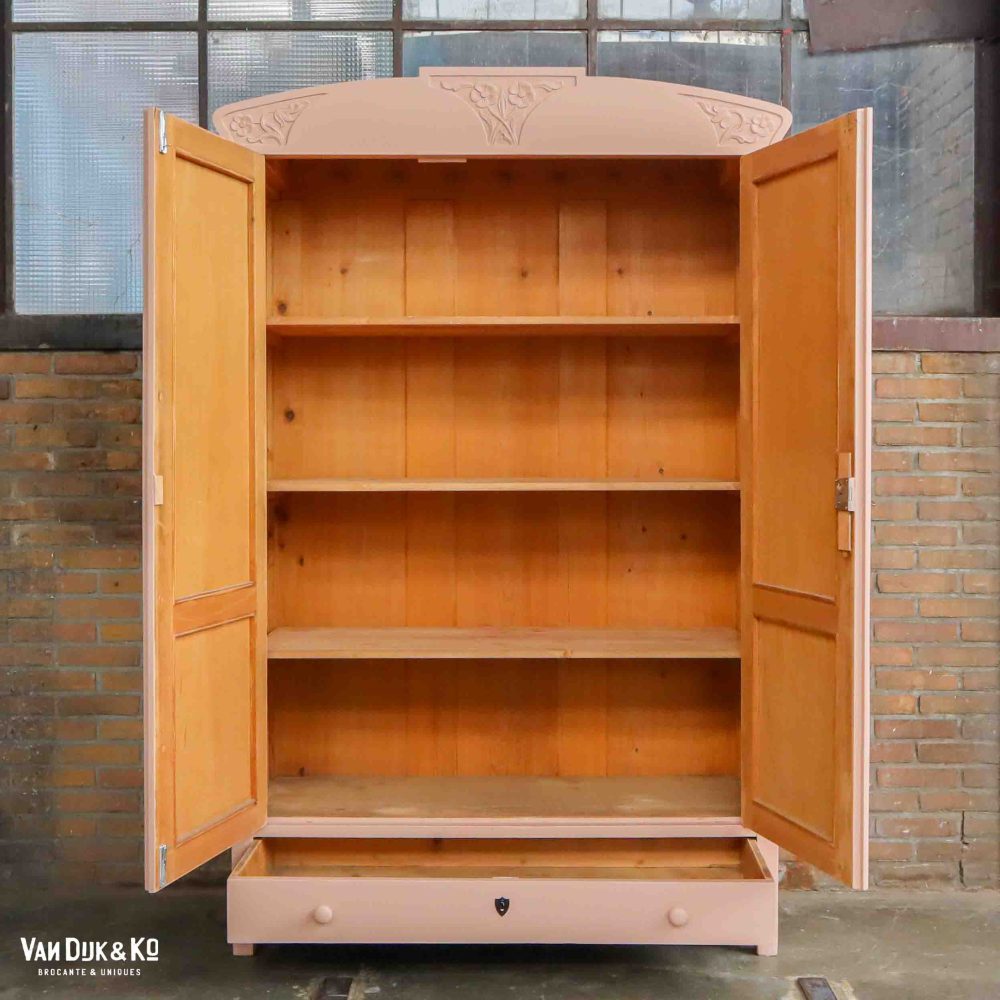 Brocante roze linnenkast met bloemen - Afbeelding 3