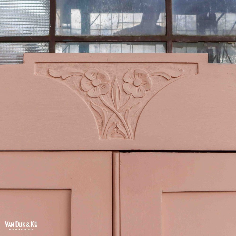 Brocante roze linnenkast met bloemen - Afbeelding 4