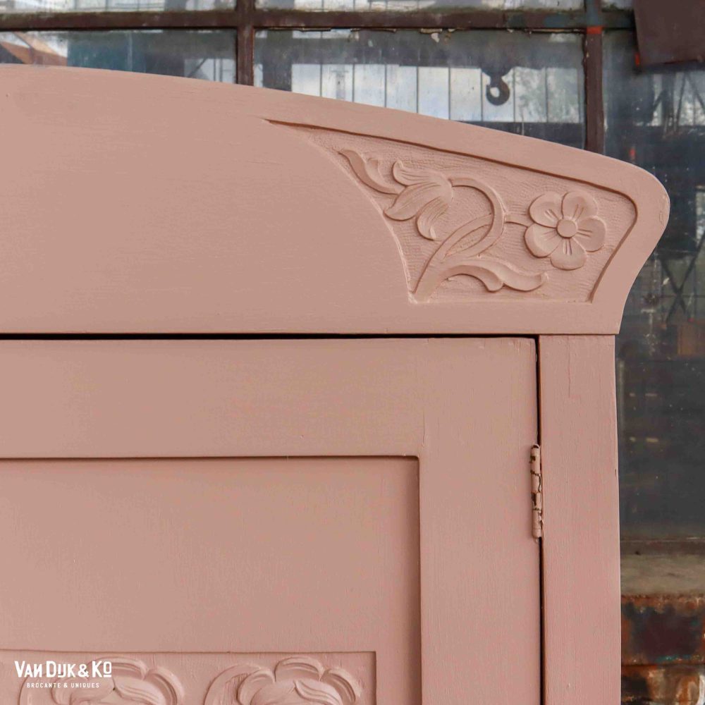 Brocante roze linnenkast met bloemen - Afbeelding 5