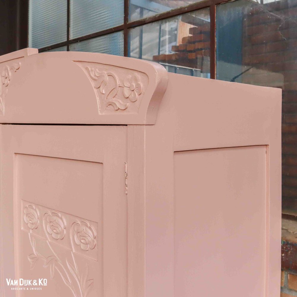 Brocante roze linnenkast met bloemen - Afbeelding 6