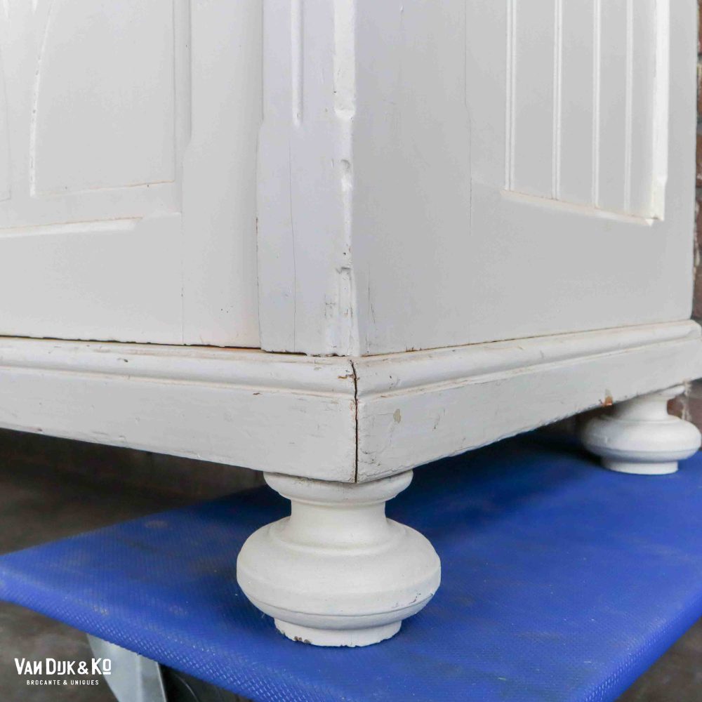 Witte brocante garderobekast - Afbeelding 15