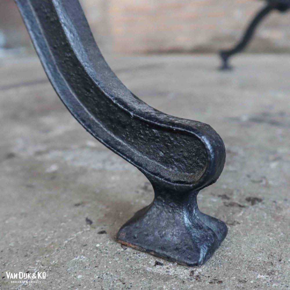 Brocante tafel met ijzeren onderstel - Afbeelding 8