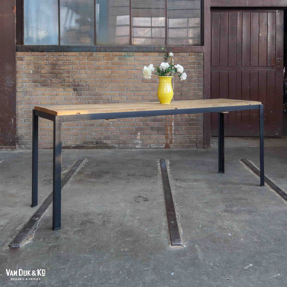 Tafel met metalen frame