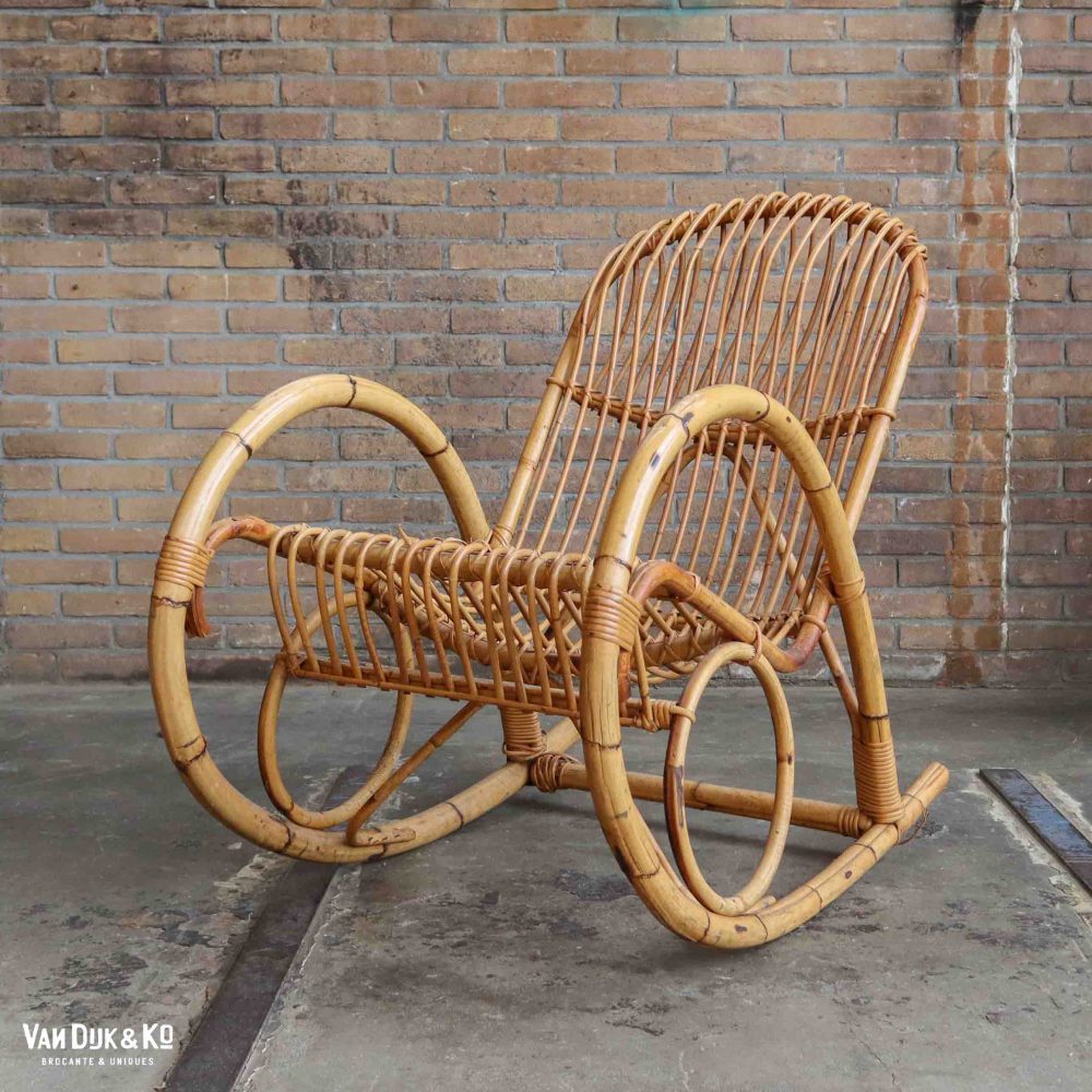 Vintage rotan schommelstoel