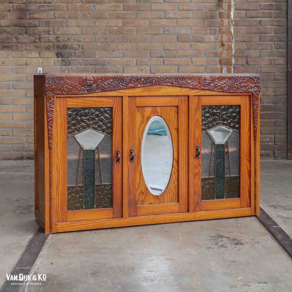 Hangkastje met glas in lood