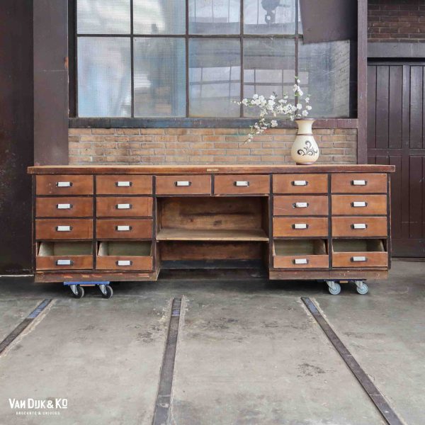 Brocante toonbank met lades