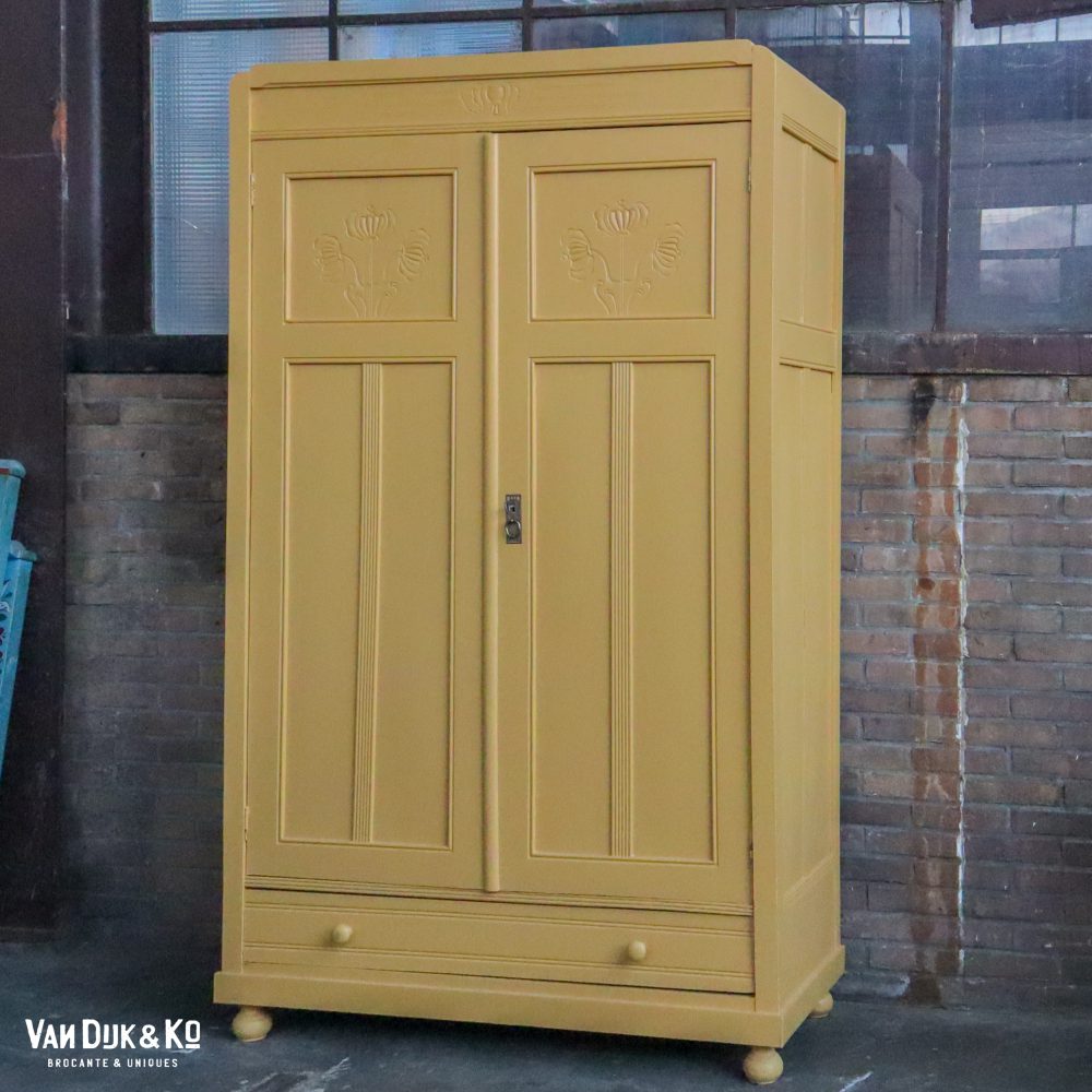 Brocante linnenkast met bloemen - Afbeelding 2