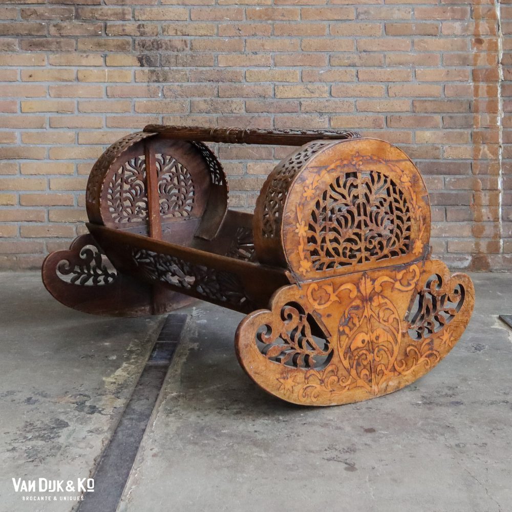 Antiek bedje met houtsnijwerk - Afbeelding 2