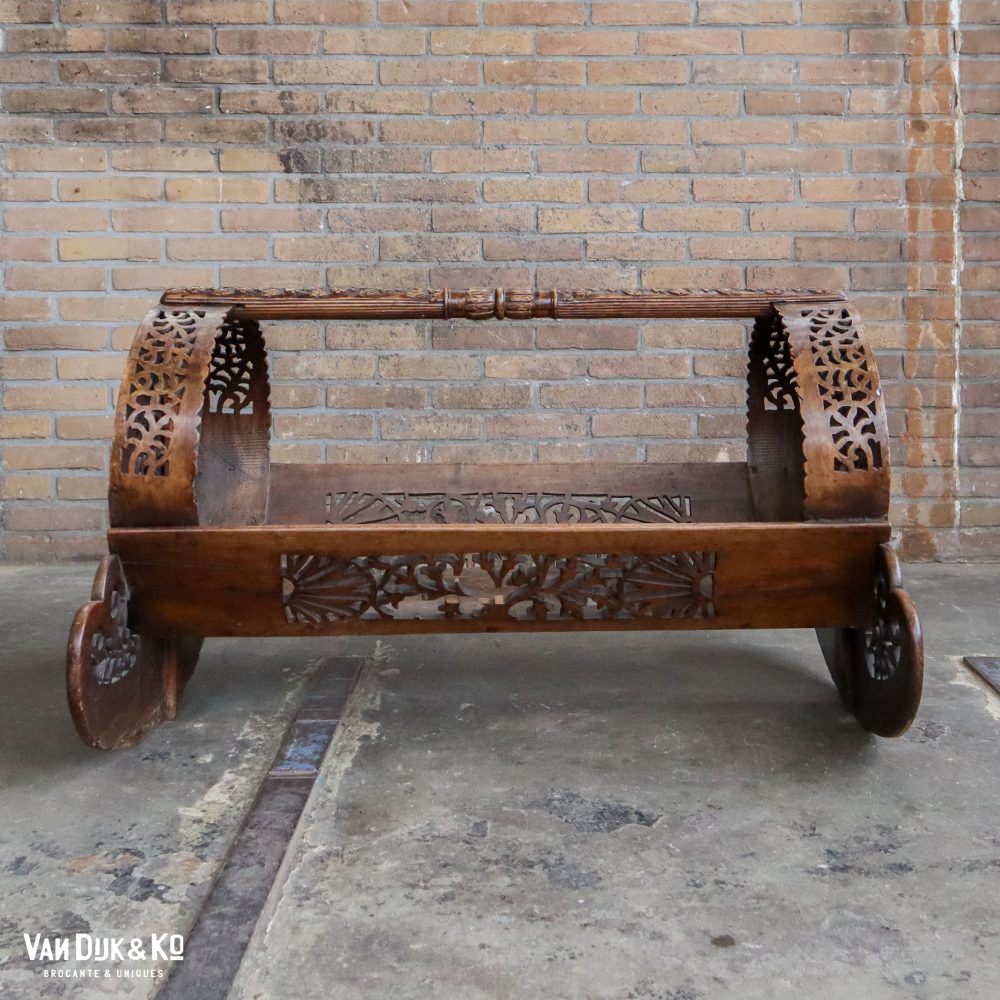 Antiek bedje met houtsnijwerk - Afbeelding 6